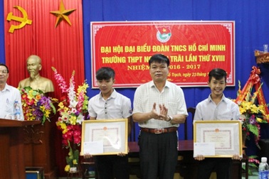 Khen thưởng 2 học sinh dũng cảm cứu người trong lũ