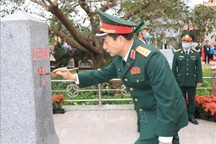 Thượng tướng Phan Văn Giang tô sơn cột mốc chủ quyền tại Quảng Ninh