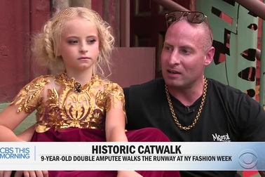 Daisy sải bước trong tuần lễ thời trang New York