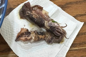 Thưởng thức bánh canh ở Hà Nội, khách ăn phải mực thối nhũn mùi tanh nồng