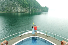 Vợ chồng TPHCM chi 8 triệu đồng/đêm trên du thuyền sang chảnh ở Hạ Long