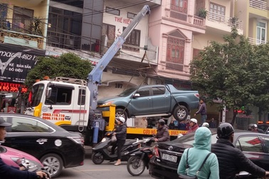 Hải Phòng: Cẩu xe, phá tường lấy lại vỉa hè cho người đi bộ