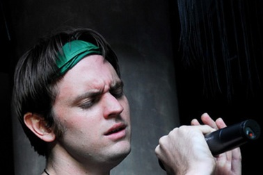 Thú vị nghe “Bụi phấn” với phần lời tiếng Anh