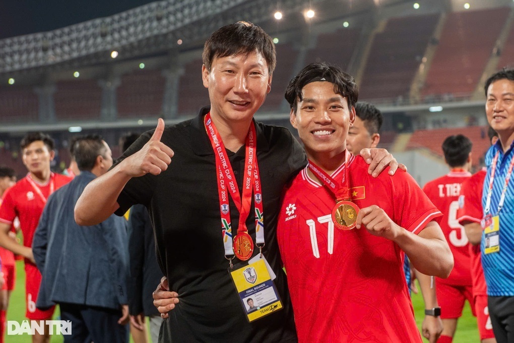 Trenér Kim Sang Sik hovoří v korejských novinách o Supachokově gólu - 2 HLV Kim Sang Sik nói về bàn thắng của Supachok trên báo Hàn Quốc - 2