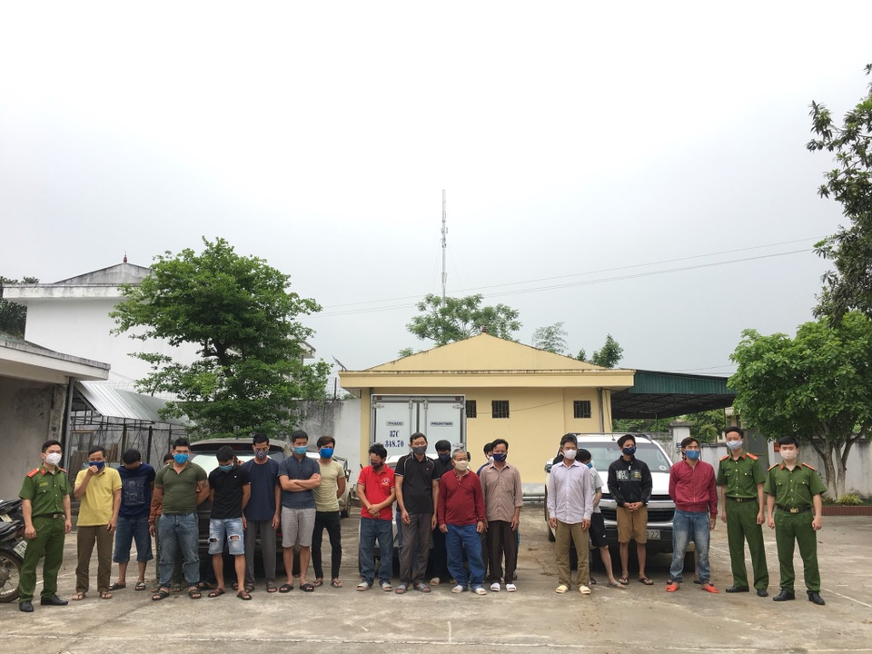 Phá sới bạc khủng trong rừng, bắt giữ 30 đối tượng, thu gần 250 triệu - 1 Phá sới bạc khủng trong rừng, bắt giữ 30 đối tượng, thu gần 250 triệu - 1