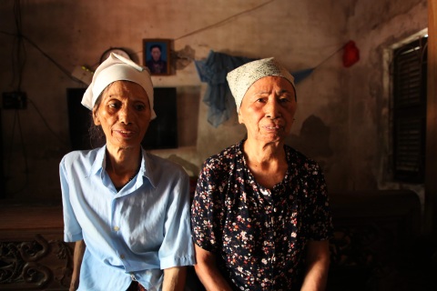 Xót xa cảnh người chị ở vậy chăm em gái mù lòa!