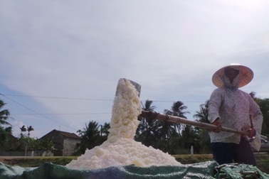 Những cụ già "phơi mình" giữa "chảo lửa" miền Trung