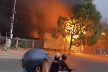 Gần 200 xe máy tại bãi giữ xe của công an ở Bình Thuận bị cháy rụi