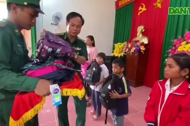 Tặng quà cho con nuôi đồn biên phòng trước thềm năm học mới