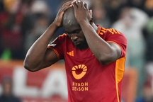 Lukaku suýt thành tội đồ, AS Roma đi tiếp đầy nghẹt thở ở Europa League
