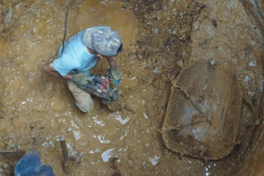 Nghề mưu sinh trong lòng đất "kín lịch" cả tháng trước mùa nắng hạn