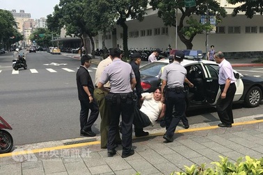 Người đàn ông cầm cờ Trung Quốc tấn công văn phòng lãnh đạo Đài Loan