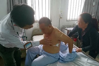 Côn đồ kéo vào bệnh viện truy sát nạn nhân