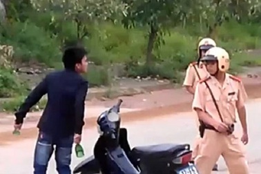 Vi phạm luật giao thông còn hung hãn đánh CSGT