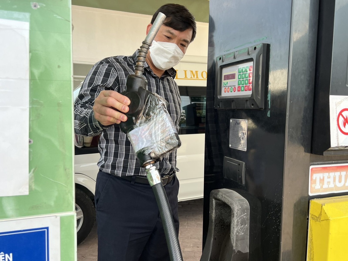 Đoàn đột xuất kiểm tra, phát hiện cây xăng có hàng nhưng không bán - 1 Đoàn đột xuất kiểm tra, phát hiện cây xăng có hàng nhưng không bán - 1