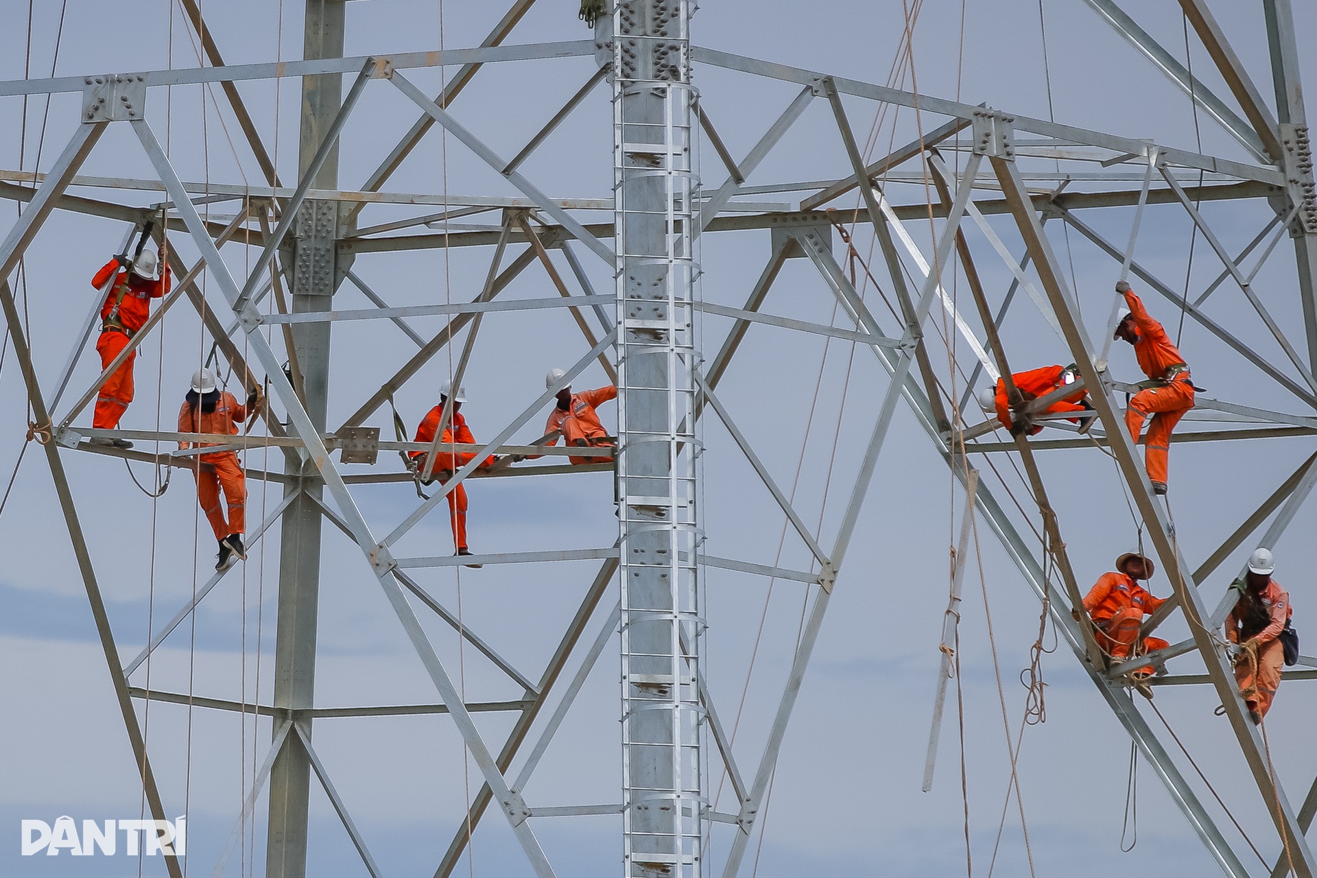 Hành trình của công nhân điện lực miền Nam tại dự án 500kV mạch 3 - 4 Hành trình của công nhân điện lực miền Nam tại dự án 500kV mạch 3 - 4