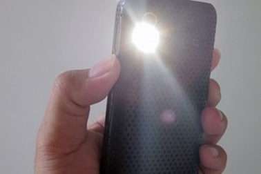 Kích hoạt nhanh đèn flash trên smartphone bằng cách lắc thiết bị
