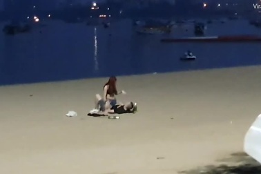 Cặp đôi thản nhiên quan hệ trên bãi biển công cộng