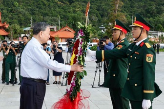 Tổng Bí thư dâng hương trước Tượng đài Chủ tịch Hồ Chí Minh tại Phú Quốc