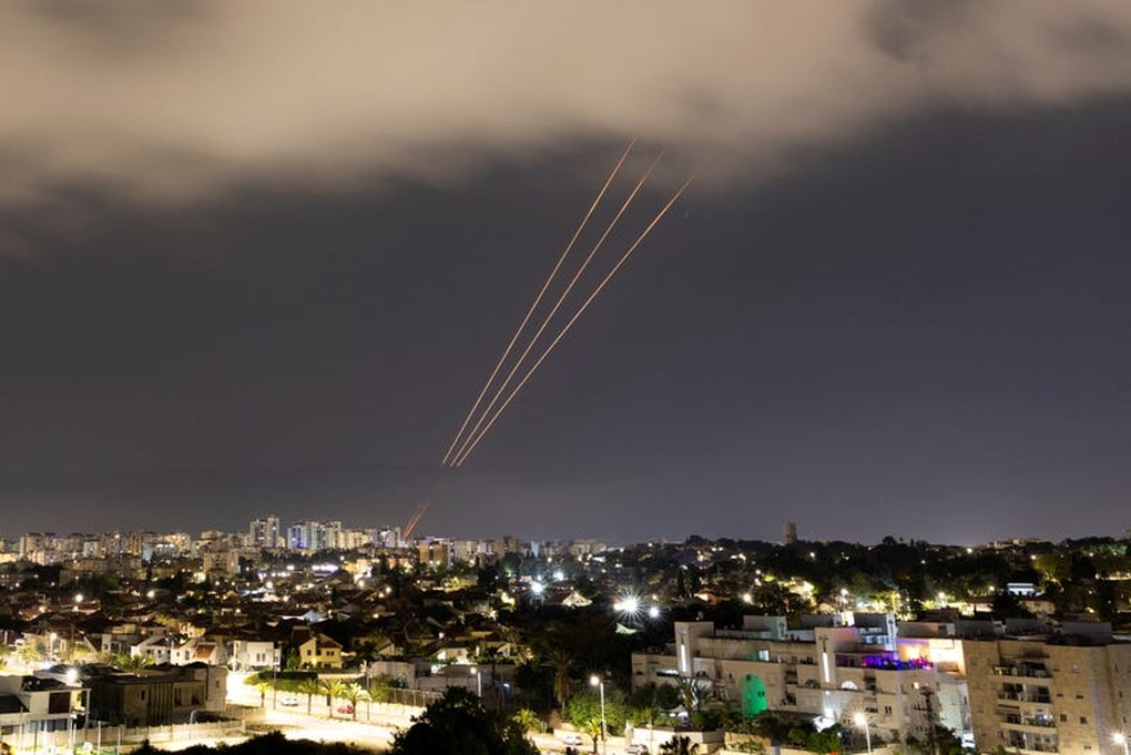 Tướng Israel tiết lộ chi phí để đánh chặn mưa hỏa lực từ Iran - 1 Tướng Israel tiết lộ chi phí để đánh chặn mưa hỏa lực từ Iran - 1