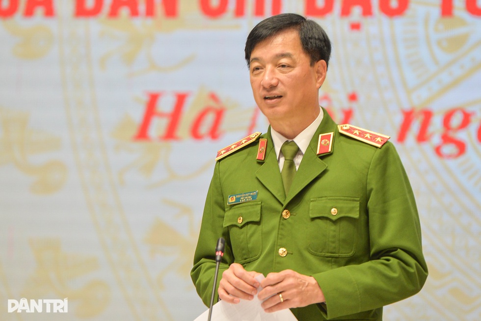 Toàn người thất nghiệp đi cướp ngân hàng nên nghĩ rất đơn giản - 4 Toàn người thất nghiệp đi cướp ngân hàng nên nghĩ rất đơn giản - 4