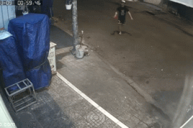 TPHCM: 2 thanh niên tạt sơn đòi nợ rồi xin tẩy rửa sửa nhà của nạn nhân