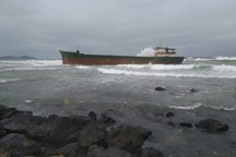 Quảng Ngãi: Sóng lớn đánh dạt tàu 1.000 tấn vào bãi đá