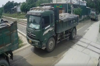 Xử phạt tài xế dừng xe ben giữa đoạn giao đường bộ và đường sắt