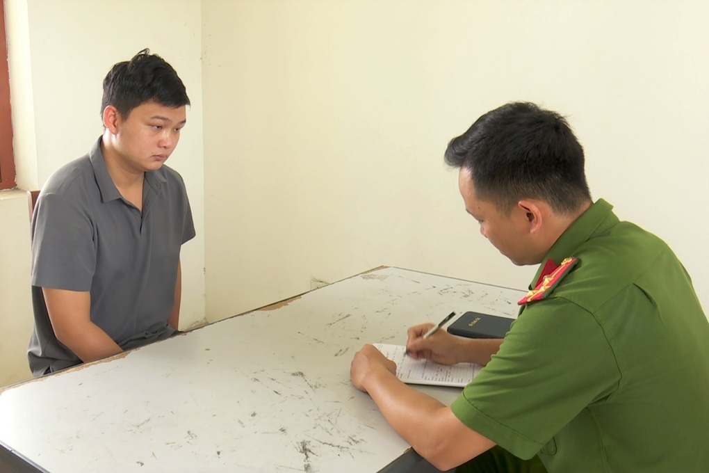 Nam thanh niên lừa làm bảo hiểm thân vỏ ô tô miễn phí rồi đem bán - 1 Nam thanh niên lừa làm bảo hiểm thân vỏ ô tô miễn phí rồi đem bán - 1
