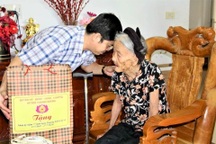 Dừng bắn pháo hoa, dùng tiền hỗ trợ xây dựng nhà tình nghĩa