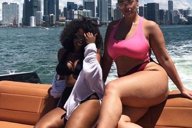 Ashley Graham tự tin khoe dáng đầy đặn