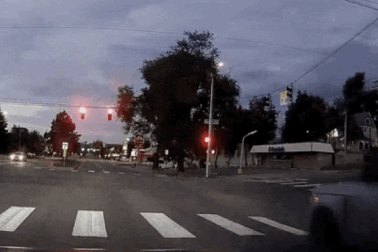 Kiểu né đèn đỏ có 1-0-2 của tài xế xe Range Rover