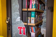 Đập cửa kính siêu thị trộm két tiền và hàng hóa