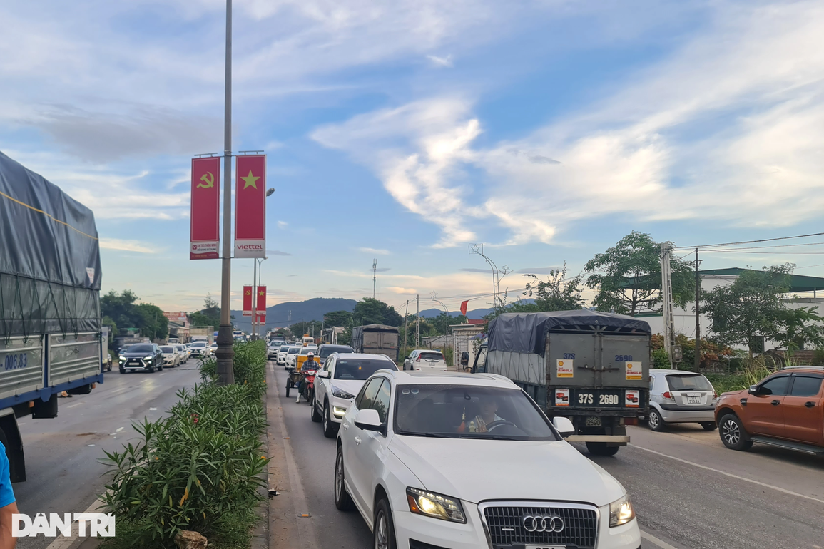 Đầu xe tải biến dạng sau cú đâm va kinh hoàng, tài xế mắc kẹt trong ca bin - 5 Đầu xe tải biến dạng sau cú đâm va kinh hoàng, tài xế mắc kẹt trong ca bin - 5