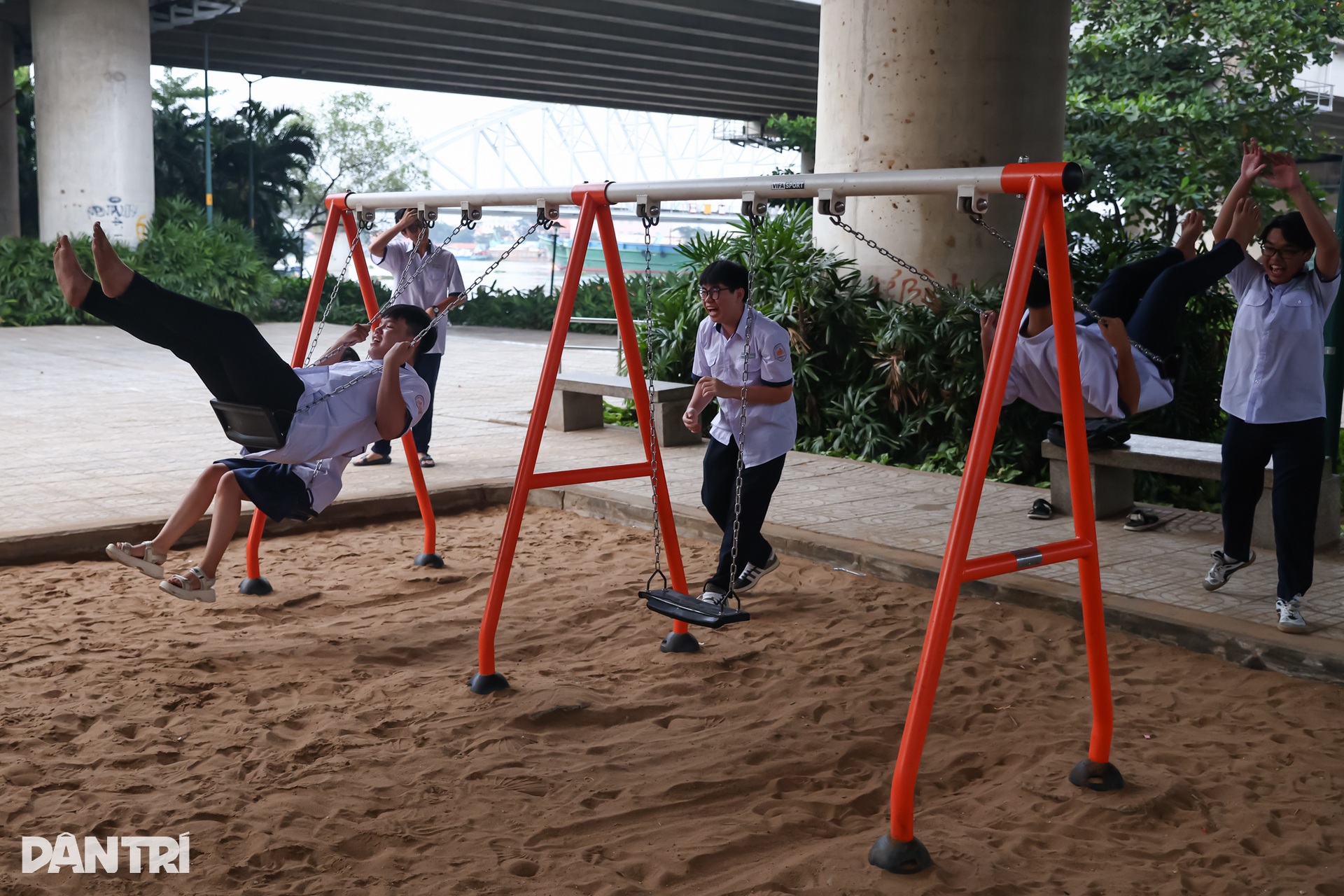 Cảnh trái ngược dưới những gầm cầu ở TPHCM - 11 Cảnh trái ngược dưới những gầm cầu ở TPHCM - 11