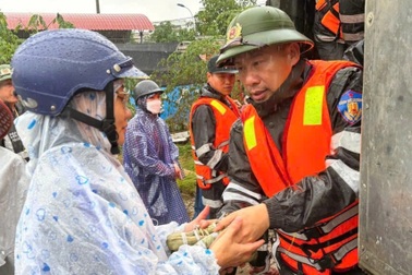 Quân đội, công an "làm hết mình, chưa hẹn ngày rút quân" giúp dân vùng lũ