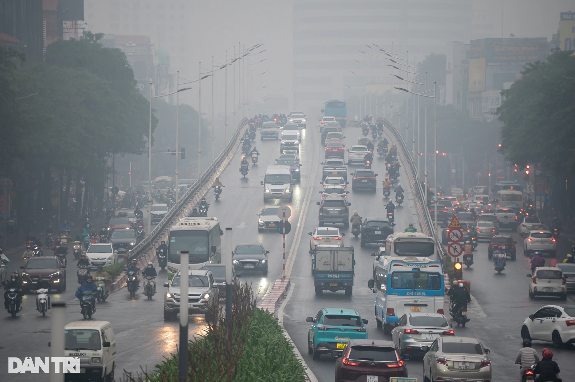 Sương mù bao phủ Hà Nội, chất lượng không khí rất xấu trong ngày cuối năm - 1