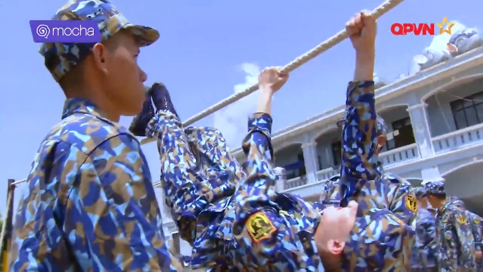 Jun Phạm thách đấu tiểu đội trưởng, bị thương ở hai bàn tay - 1 Jun Phạm thách đấu tiểu đội trưởng, bị thương ở hai bàn tay - 1
