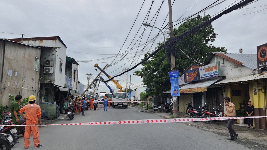 TPHCM: Trụ điện đè xe tải giữa đường, hàng trăm hộ dân mất điện - 2