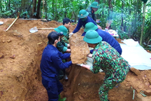 Phát hiện 10 hài cốt liệt sỹ cùng nhiều vỏ đạn, bình tông