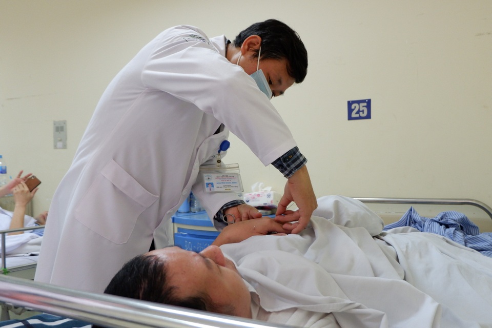 Xem bác sĩ dùng điện châm chữa liệt nửa người cho bệnh nhân đột quỵ - 1 Xem bác sĩ dùng điện châm chữa liệt nửa người cho bệnh nhân đột quỵ - 1