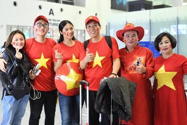 Hoa hậu Ngọc Hân cùng bố con NSƯT Đỗ Kỷ đi cổ vũ trận Việt Nam - Nhật Bản