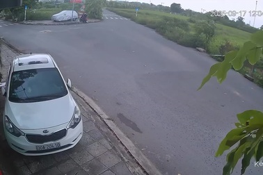Cắm mắt vào điện thoại, người đi xe máy lao lên lề tông vào ô tô đang đậu