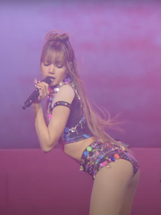 Lisa trở lại gây sốt, diện váy áo khoe thân hình gợi cảm tại Coachella 2025 - 9