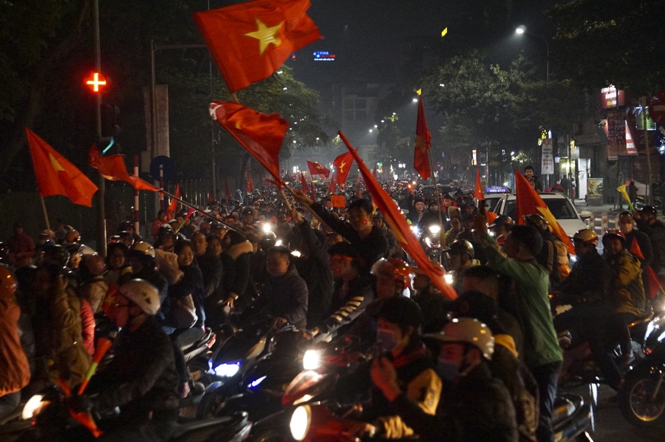 Mừng chiến thắng của tuyển Việt Nam, pháo sáng xuất hiện quanh Hồ Gươm - 3 Mừng chiến thắng của tuyển Việt Nam, pháo sáng xuất hiện quanh Hồ Gươm - 3