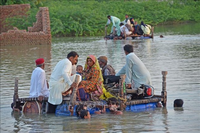 Người dân sơ tán khỏi vùng ngập lụt tại tỉnh Balochistan, Pakistan ngày 8/9/2022. Ảnh: AFP/TTXVN