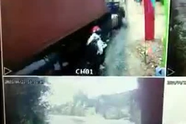 Xe container mất lái suýt gây tai nạn kinh hoàng cho người đi đường