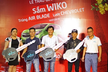 Digiworld trao thưởng 14 xe máy cho khách hàng may mắn