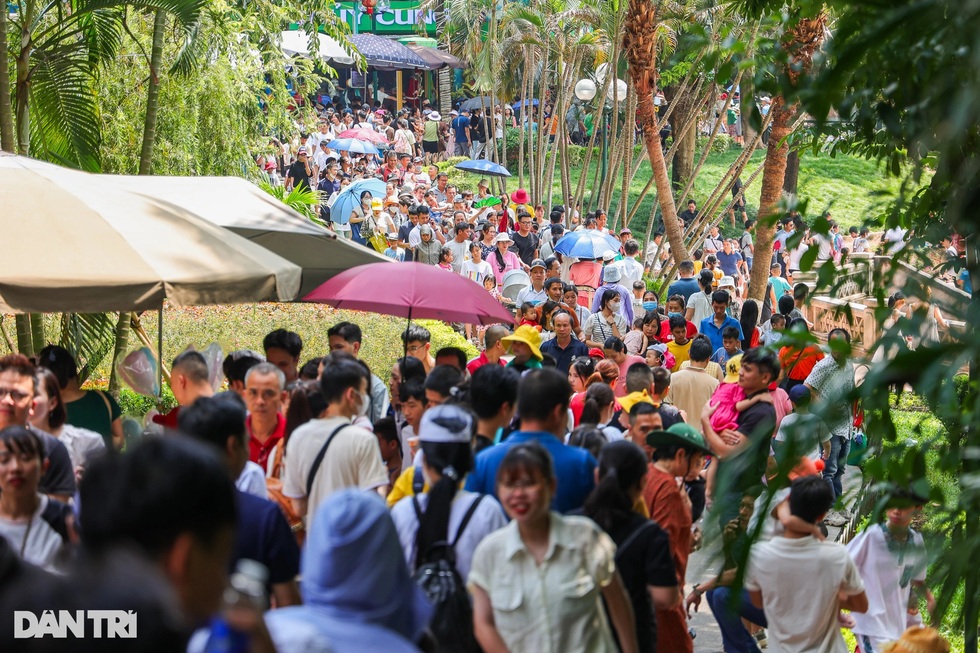 Một kỳ nghỉ lễ tắc đường, khắp nơi đều đông đúc, xếp hàng - 4 Một kỳ nghỉ lễ tắc đường, khắp nơi đều đông đúc, xếp hàng - 4