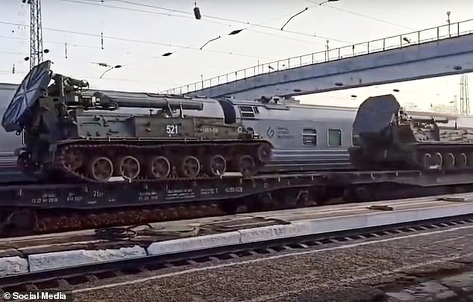 Nga bị nghi đưa thêm xe tăng, vũ khí áp sát biên giới Ukraine - 5 Nga bị nghi đưa thêm xe tăng, vũ khí áp sát biên giới Ukraine - 5